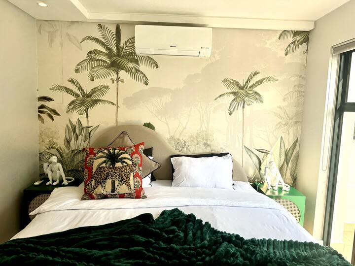 ห้องนอนแรกพร้อมเตียงคิงไซส์ XL และเข้าถึงระเบียงได้โดยตรง