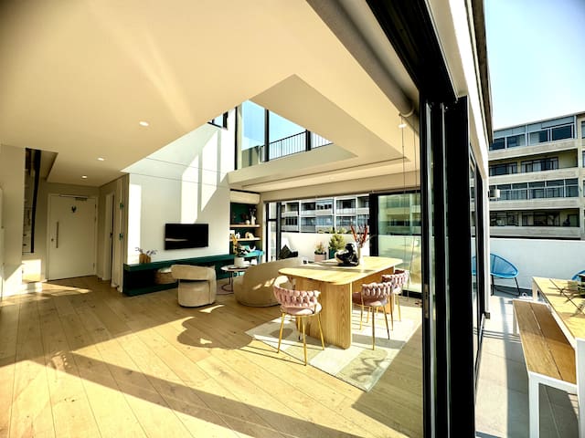 Sunny Sea Point 2BR Luxury Apt with sea views