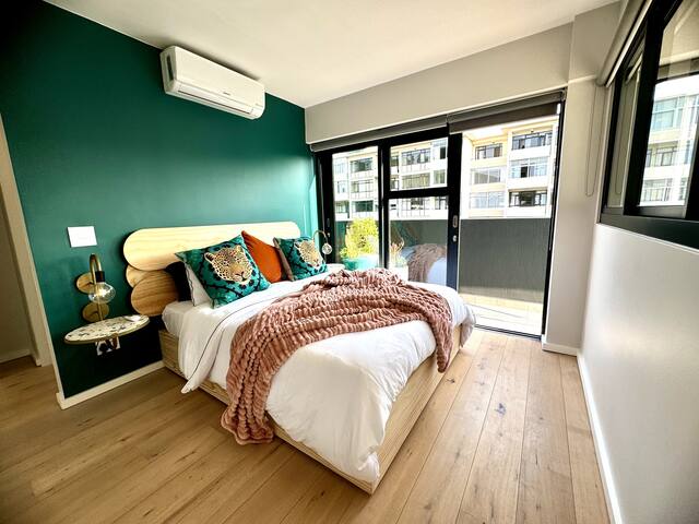 Sunny Sea Point 2BR Luxury Apt with sea views gallery image 4