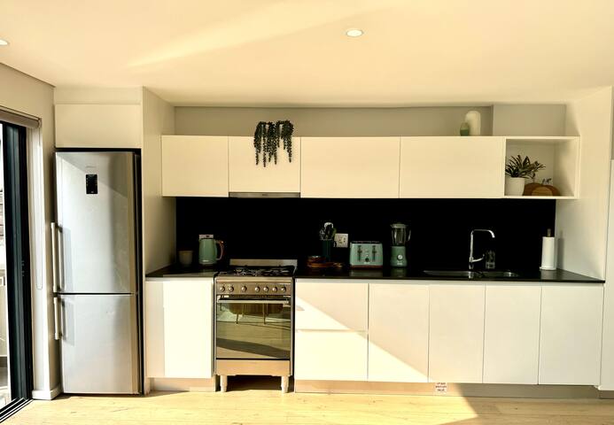 Sunny Sea Point 2BR Luxury Apt with sea views gallery image 2