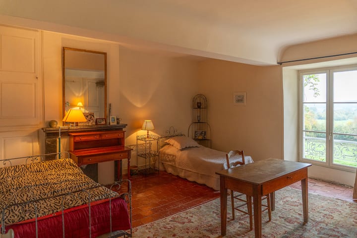 Deux lits de 80 x 190 et par une porte dédiée, l'accès à la salle de bains !