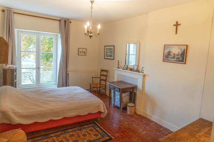 Deux lits : 
1 - un large de 120 x 190 et 
2 - en dessous, un 85 x 180 qu'on peut remonter au niveau du premier