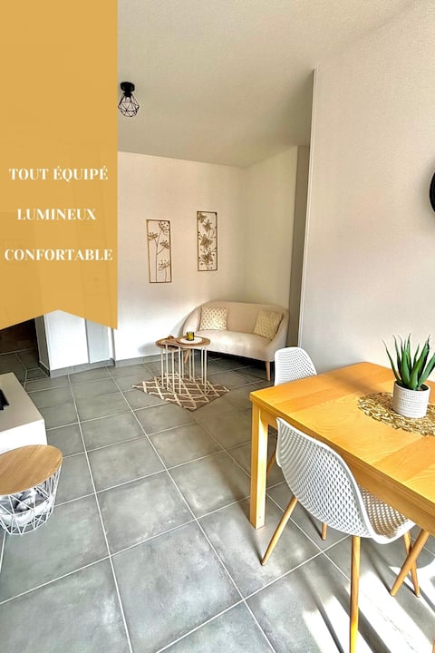 The cozy apartment at the foot of Château de Cruas