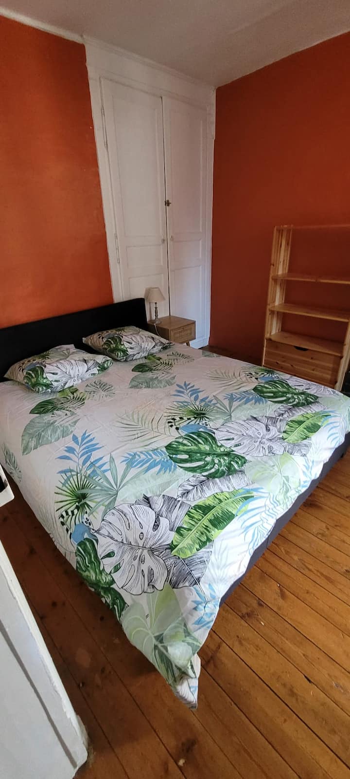 Chumba kilicho na sehemu ya kufanyia kazi ukiwa mbali