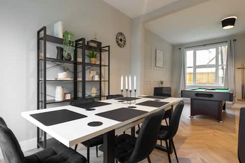 Modern 4 Bed House with Pool Table