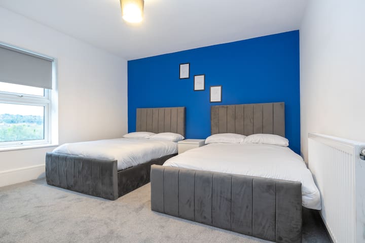 Две малки двойни легла и смарт телевизор