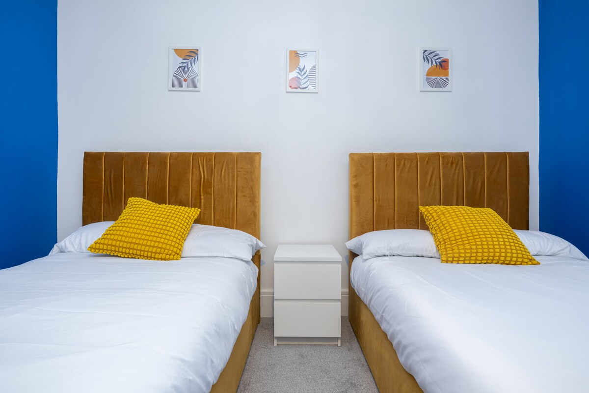 Ორი პატარა ორადგილიანი საწოლი და სმარტ-ტელევიზორი