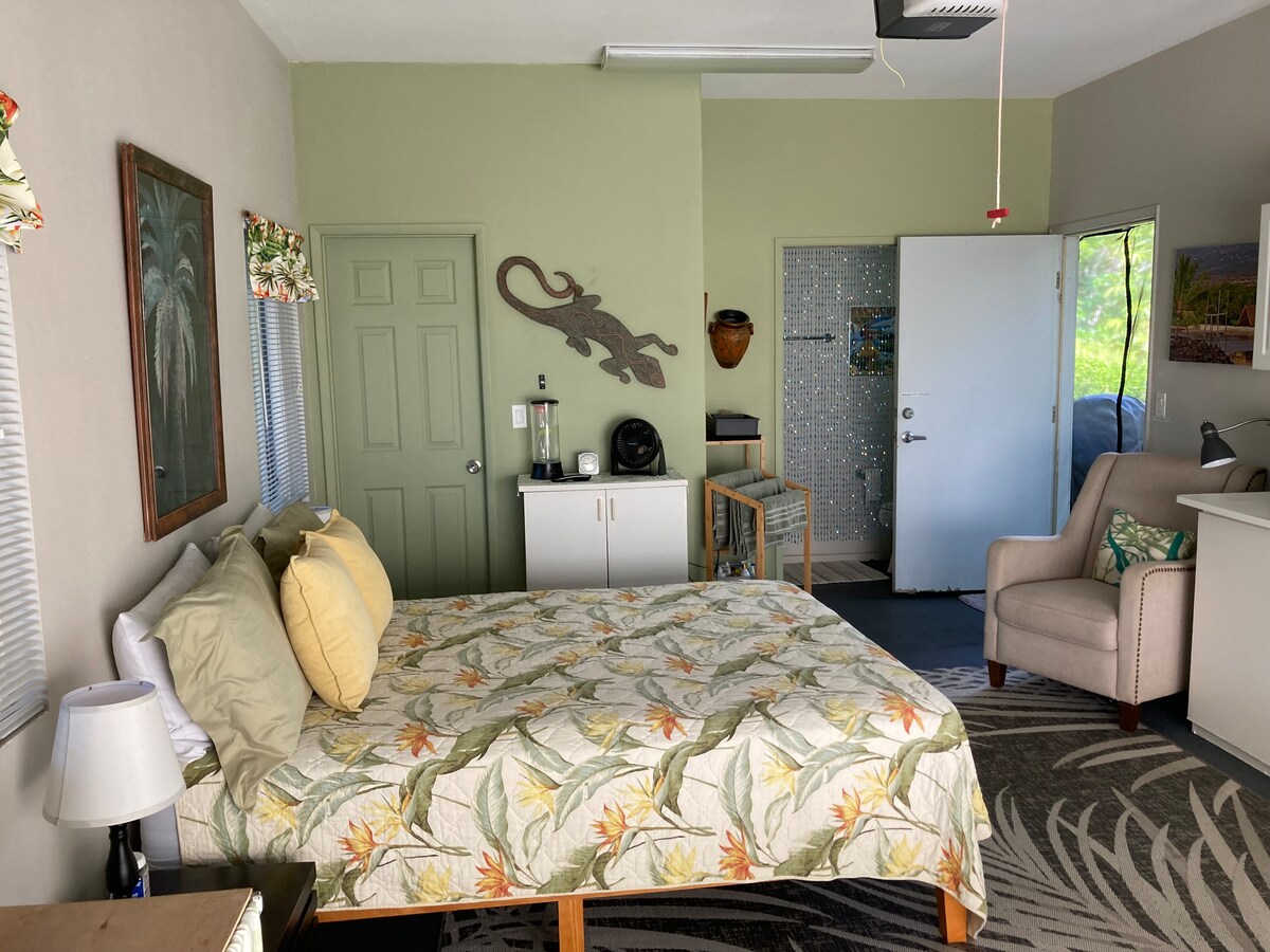 Studio calme et propre avec sa propre entrée, entouré de verdure et à seulement quelques minutes de certains des sites les plus uniques et les plus époustouflants de Big Island.