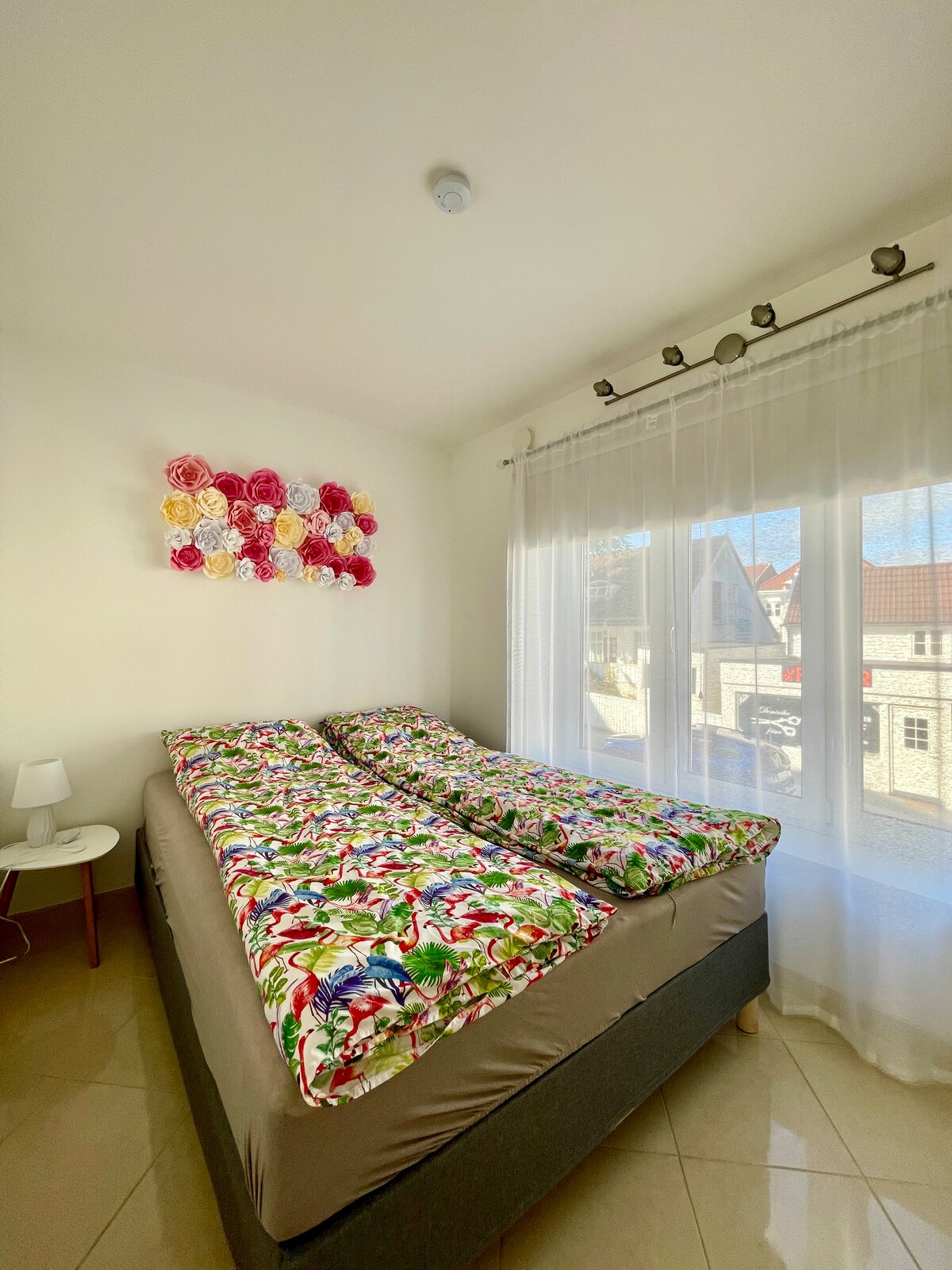 ห้องนอนมีเตียงคู่ที่สะดวกสบายหน้าต่างบานใหญ่ที่ให้แสงธรรมชาติและตู้เสื้อผ้าที่กว้างขวางสำหรับแขวนเสื้อผ้า ห้องพักที่สว่างและผ่อนคลายที่จะช่วยให้คุณนอนหลับสบายหลังจากอยู่ในสตาแวนเกอร์มาทั้งวัน