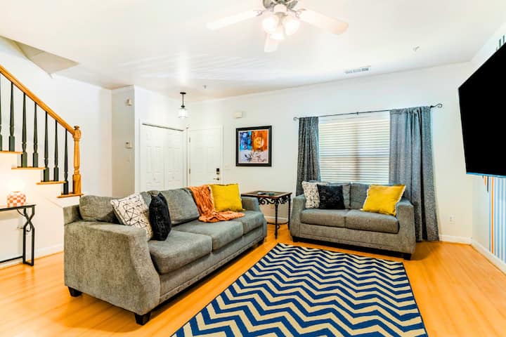Lux Condo Retreat Sleeps 5: Minutes To The Battery - Marietta, GA