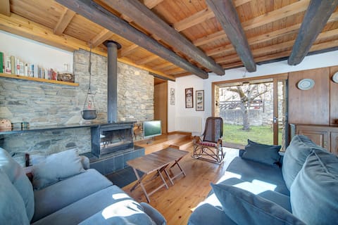 Casa Parrot Garden and balcony with a view by Eth Flòc