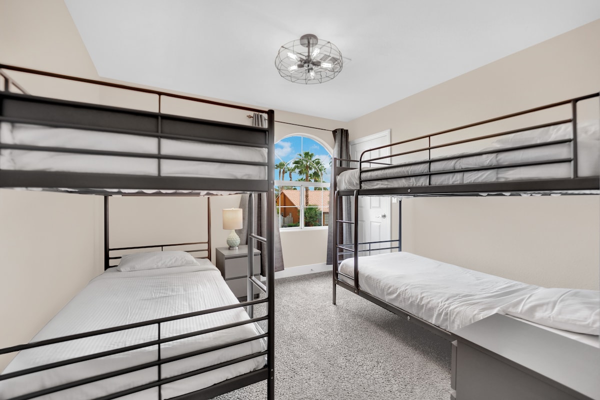 Táto izba je ideálna pre rodiny alebo skupiny a ponúka dve poschodové postele, ktoré ponúkajú zábavný a funkčný priestor na pohodlné spanie pre všetkých.