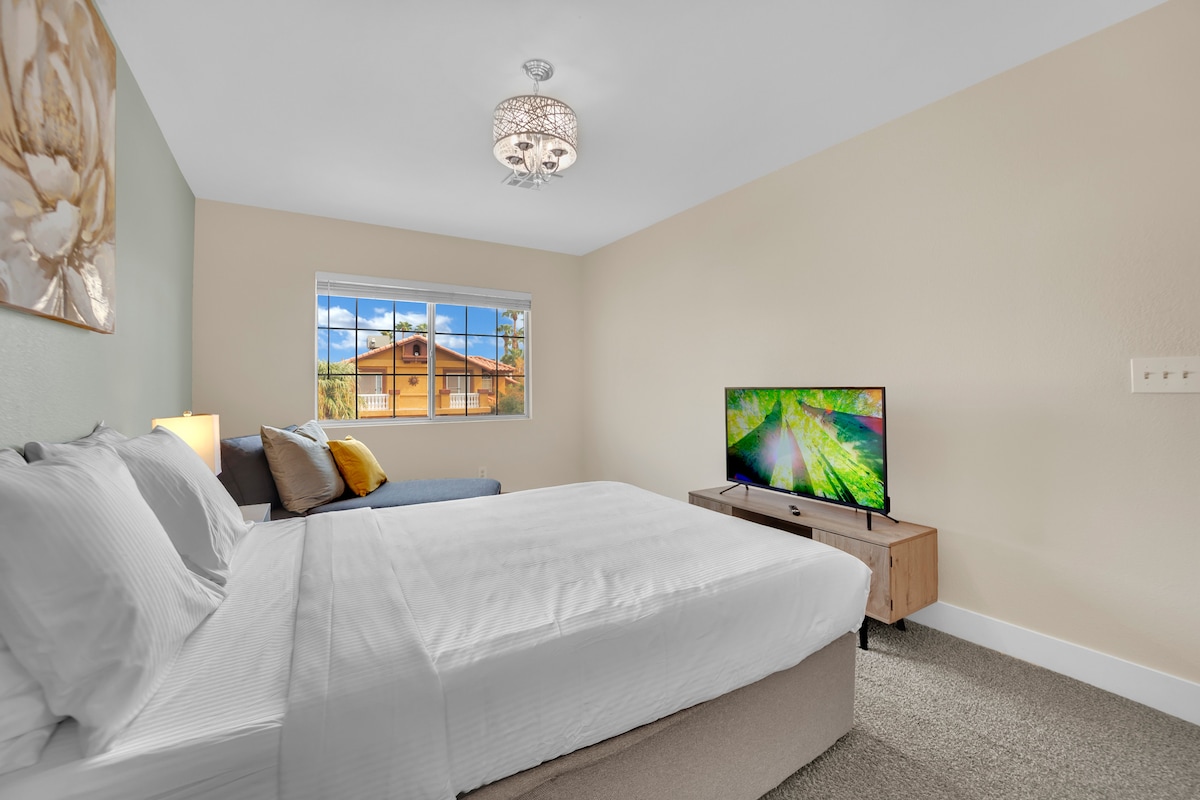 Oddýchnite si v pohodlí s útulným priestorom s televízorom, ktorý je ideálny na vychutnanie si obľúbených relácií alebo filmov z pohodlia svojej postele.