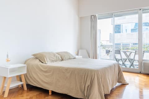 Top performing Airbnb: Bright Studio with Balcony in Retiro
