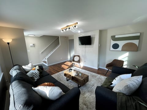 Valley View Luxe |Private Renovated Duplex|Parking