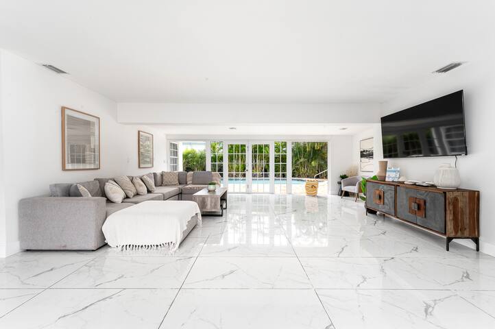 Walk to the Beach – 5 bedrooms – Heated Pool gallery image 3