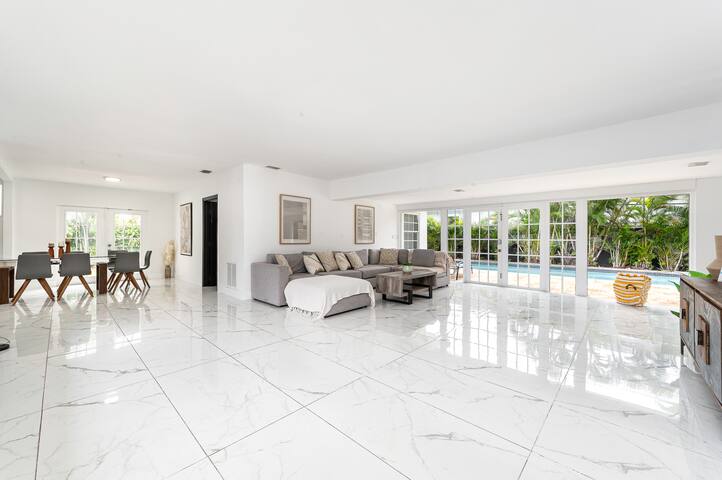 Walk to the Beach – 5 bedrooms – Heated Pool gallery image 4