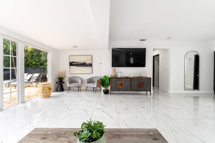 Walk to the Beach – 5 bedrooms – Heated Pool gallery image 5