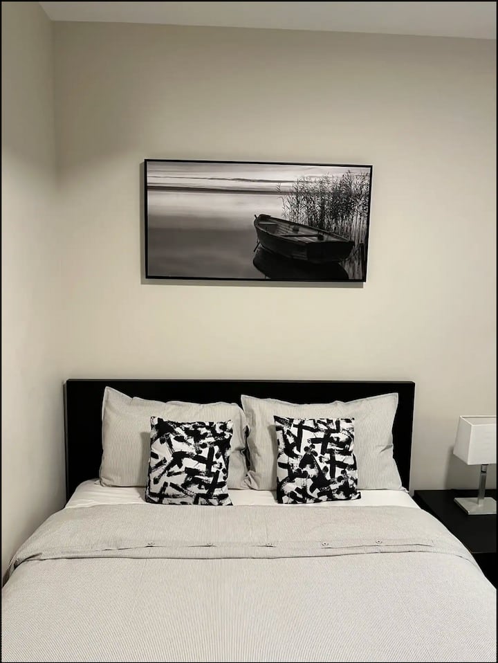 Warm cozy Decarie 109 - 2