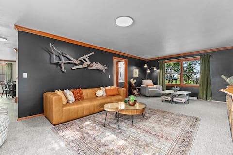 Theatre Room|Firepit|Grill|Waffle Bar|Pets!