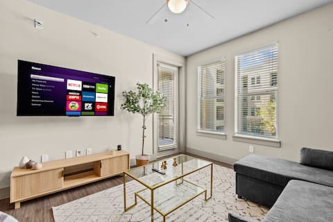 Popular Airbnb listing: San Antonio Escape | Missions Rd, Pool & Balcony in South Central