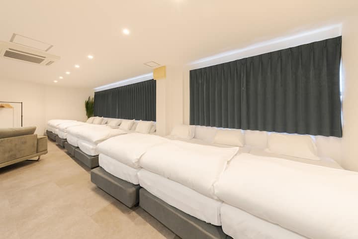 سيكون هناك 5 أسرّة مفردة.
(لا يمكننا توفير أسرّة إضافية.)