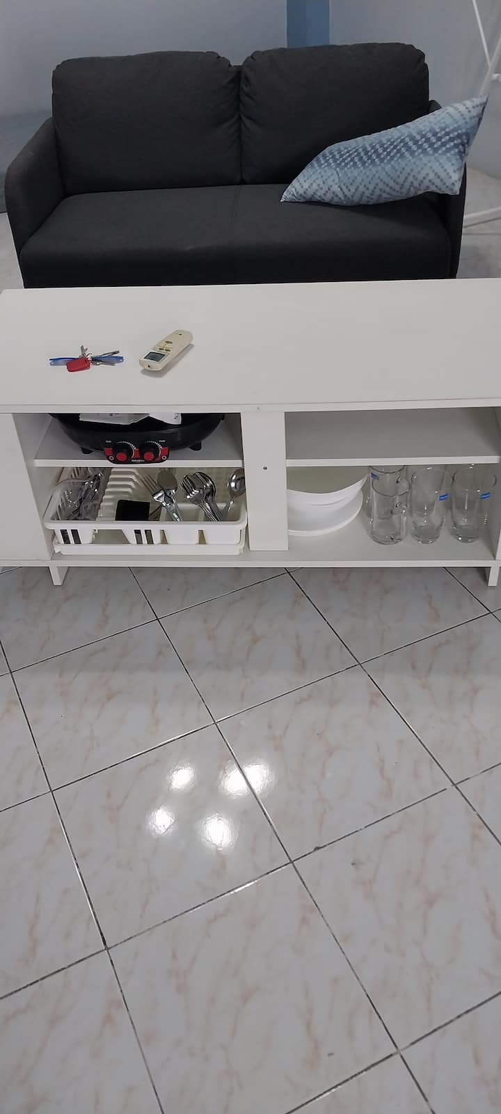 4 أطباق، سلطانيتان، سكين، شوك، ملاعق، مجرفة شواء، كوبين، 4 أكواب طويلة، 