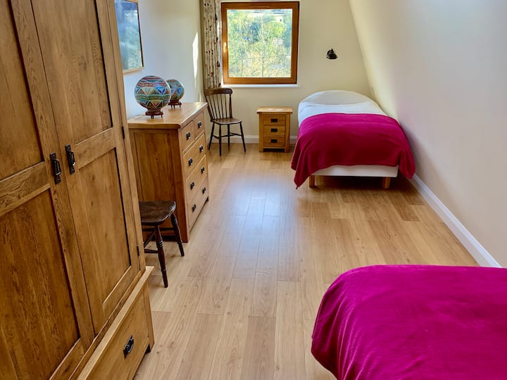 Camas individuales y colchones con tensión regular adecuados para aquellos que pesan menos de 8 piedras. Baño adyacente y baño con ducha.