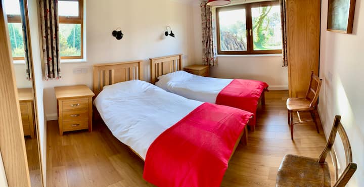 Camas individuales y colchones con tensión regular adecuados para aquellos que pesan menos de 8 piedras. Mesitas de noche, sillas y armario con baño y ducha adyacentes.