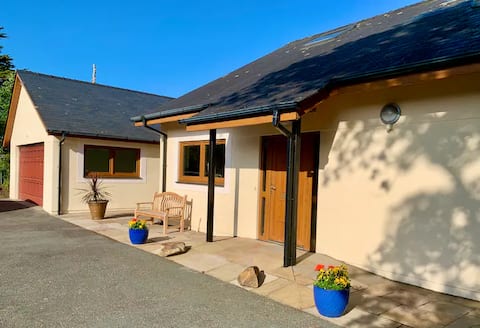 Spacious fine home & garden, sea & mountain views
