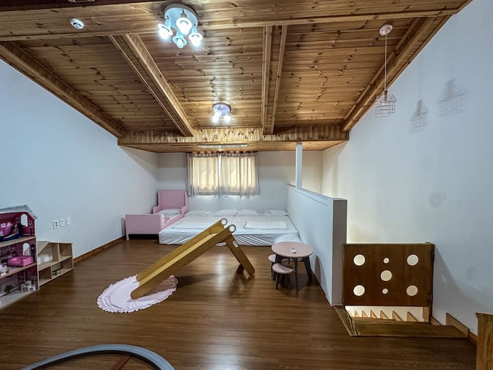 Si subes por las escaleras, hay un dormitorio espacioso. La escalera está equipada con una puerta de seguridad.