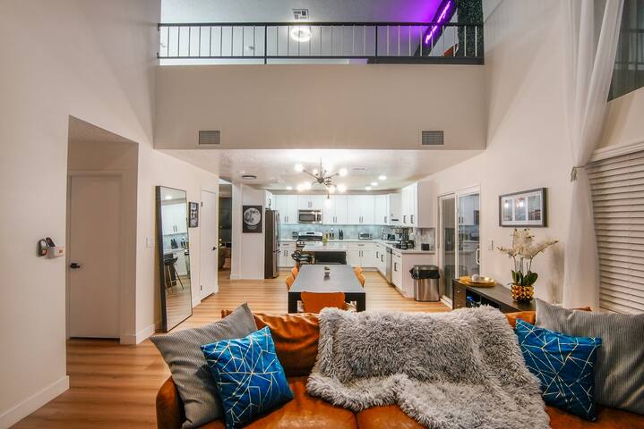 Sleeps 12, XL Pool/Spa/BBQ Retreat & Gameroom loft gallery image 2