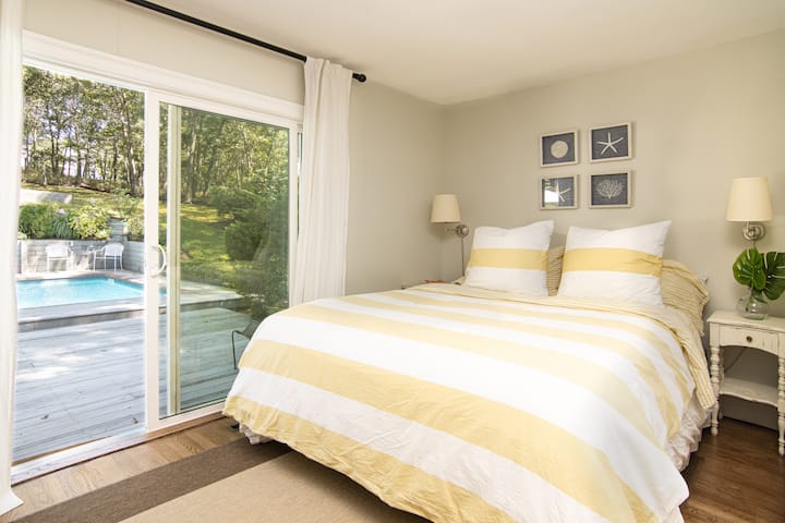 Აღმოსავლეთით მდებარე ამ ოთახს აქვს პირდაპირი წვდომა გემბანსა და აუზზე