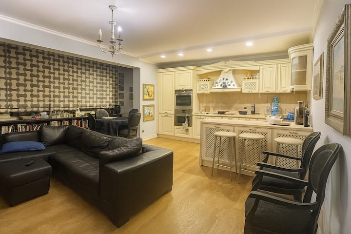 Cozy 2+1 Apartment By Central Park & Blloku Area - Tirana