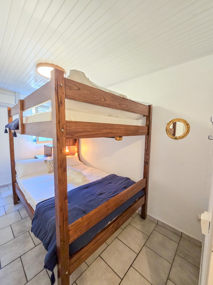 Спална соба 2 – 2 кревета на спрат од 140 см