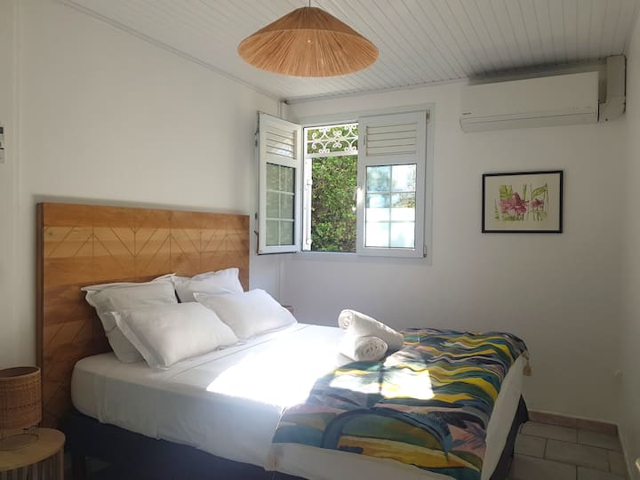 Двокреветна соба со 1 брачен кревет (широк 150-179 см)