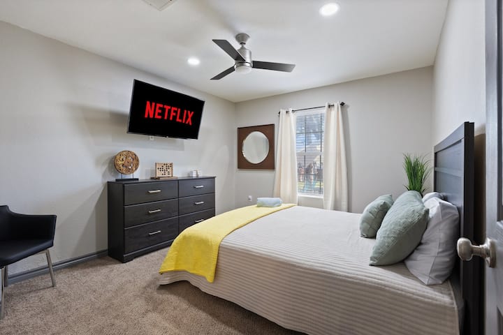 Udobna soba za goste osmišljena za mirne noći.

