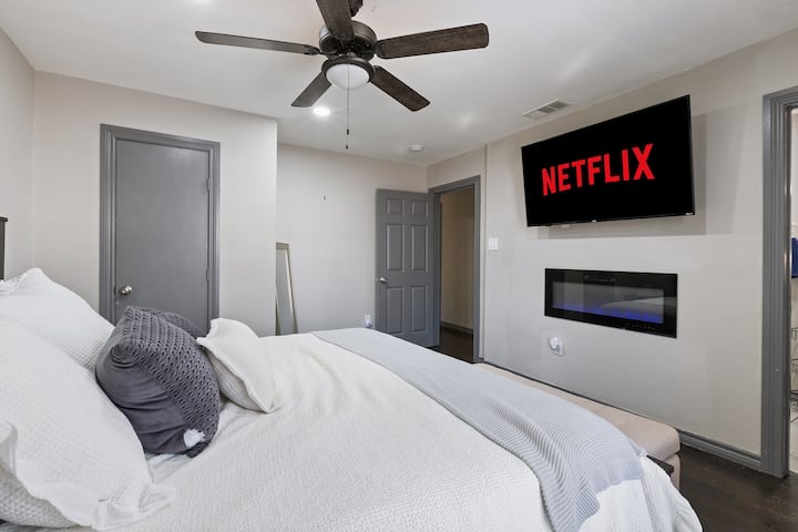 Kraljevski krevet i TV za streaming vaših omiljenih emisija!!