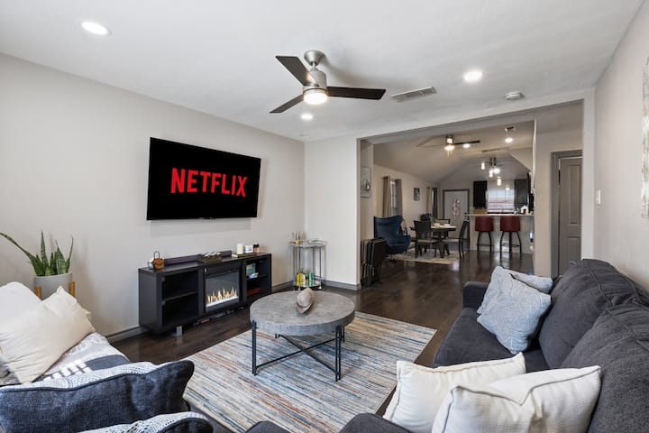 Svijetla i prozračna dnevna soba savršena za opuštanje.

