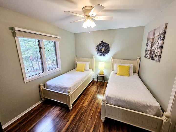 Dva odvojena kreveta i Roku pametni TV u kojem možete uživati.