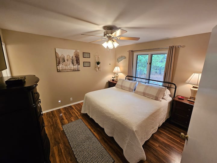 Vrlo prostrana glavna spavaća soba s novim bračnim krevetom i Smart TV-om.