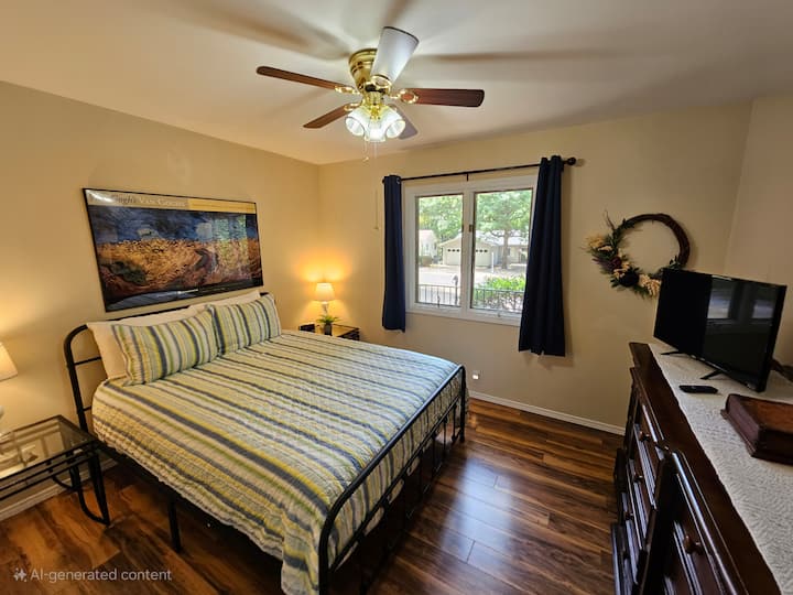 Prekrasna spavaća soba s bračnim krevetom i pametnim televizorom.