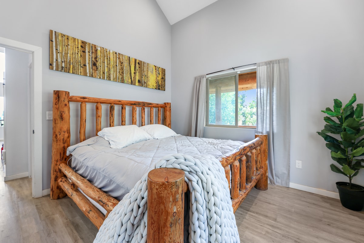 Glavna spavaća soba ima veliki bračni krevet s vrhunskom posteljinom, što osigurava miran san nakon dana provedenih u potrazi za avanturom. Uživajte u mirnom pogledu, obilju prostora za pohranu i mirnoj atmosferi idealnoj za duboko opuštanje.