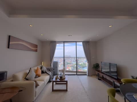Prime Location 25th 3BR NEW Modern High Floor