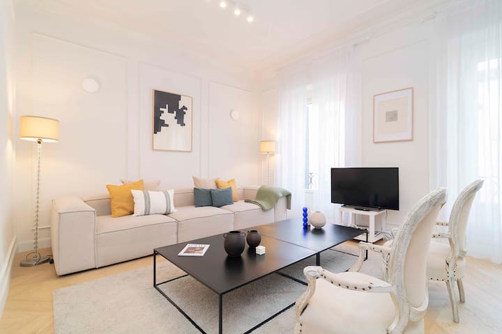 Corona Majestuosa en la Ciudad Urbana