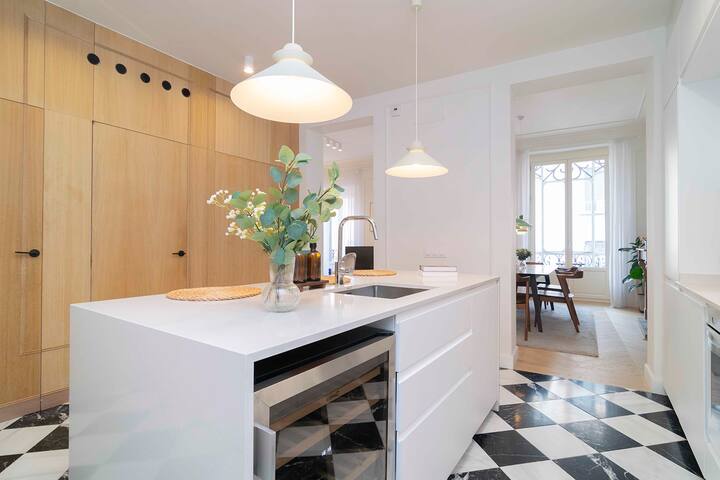 Corona Majestuosa en la Ciudad Urbana gallery image 2