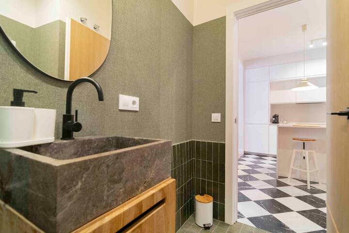 Corona Majestuosa en la Ciudad Urbana gallery image 5