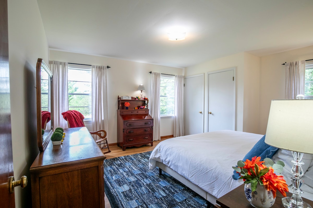 La lumière du soleil remplit ce havre de paix, où un éclairage doux, un lit confortable et un charme automnal créent le cadre idéal pour une nuit de sommeil paisible.