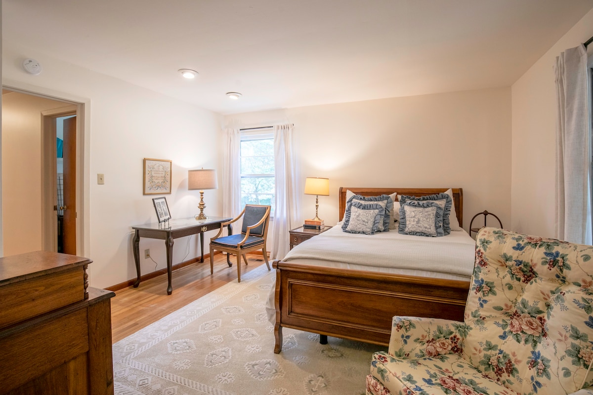 Une escapade paisible où le charme vintage, le confort moderne et les touches florales douces créent une retraite tranquille et accueillante.