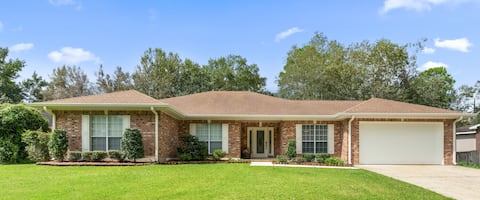 Diamondhead House, pet-friendly beach, pools